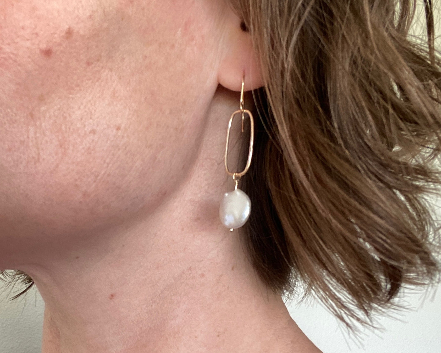 Pearl and gold rectangle earrings, hammered drops, bridal jewelry