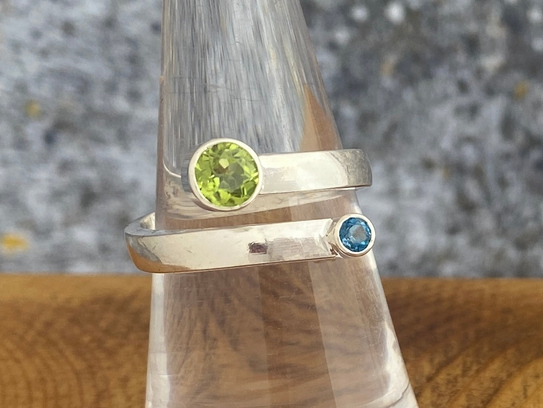 Peridot and blue topaz bypass ring, size 7 1/4, comfort fit band