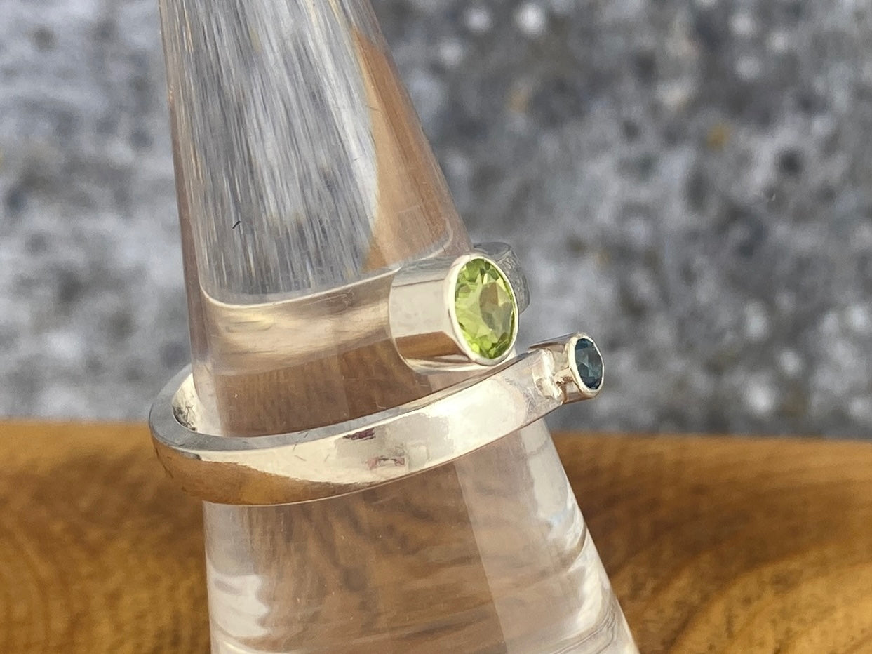 Peridot and blue topaz bypass ring, size 7 1/4, comfort fit band