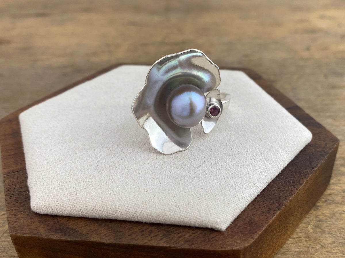 Anemone Ring — Silver Pearl & Spinel