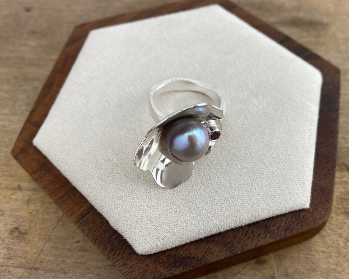 Anemone Ring — Silver Pearl & Spinel